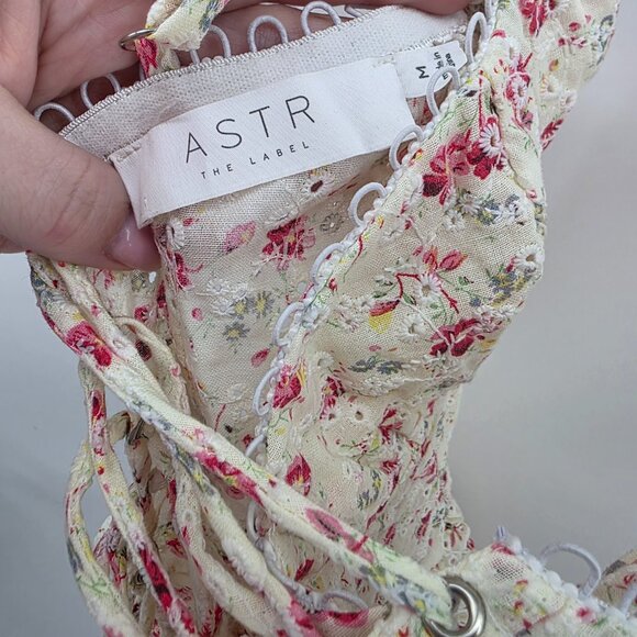 ASTR the Label Cream Floral Crop Top – Size M – Ruffle Strap Eyelet Corset Cami - Picture 6 of 8